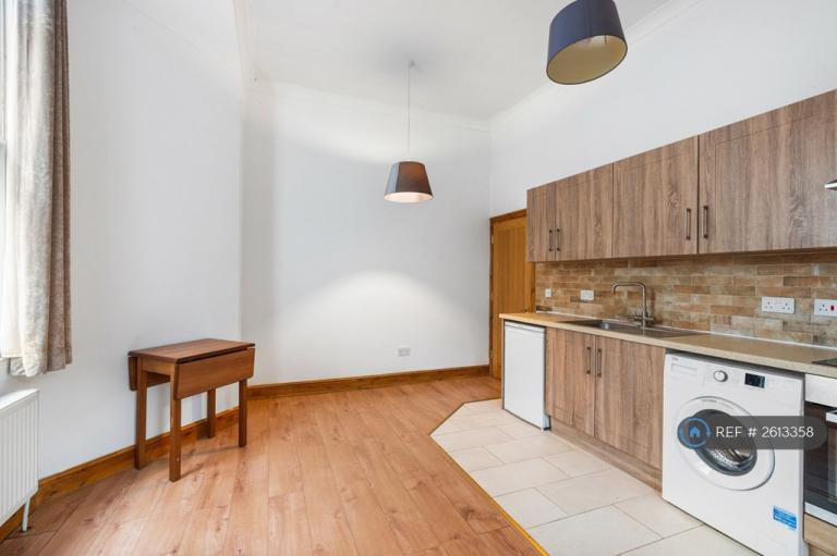 3 bedroom flat in Brighton And Hove, Brighton And Hove, BN2 (3 bed) (#2613358)