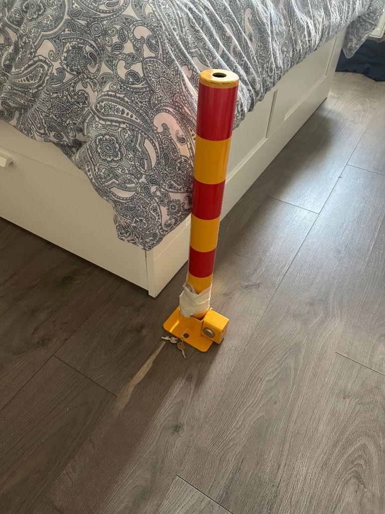 Lockable parking bollard