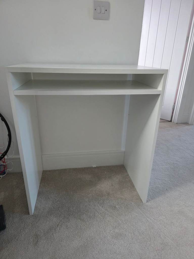 Desk, white, 65x40 cm Never been used just made it and ready to be collected 