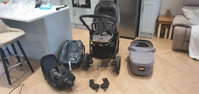 Mamas & Papas pram set with Maxi-Cosi car seat and ISOFIX Base