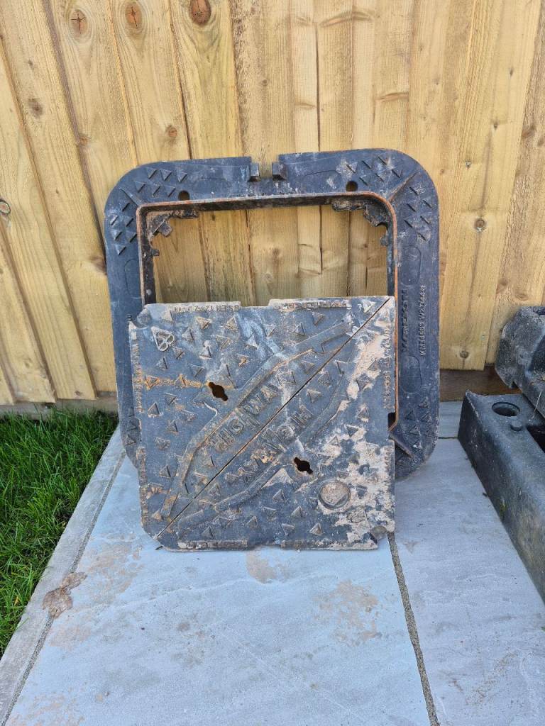 Manhole cover for roadway. 450mm x 450mm x100mm