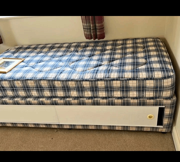 Lovely clean single divan bed+storage underneath complete with mattress+good condition+DELIVERY 