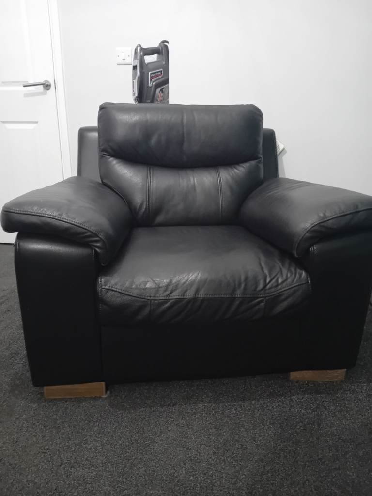  DFS Black real leather chair