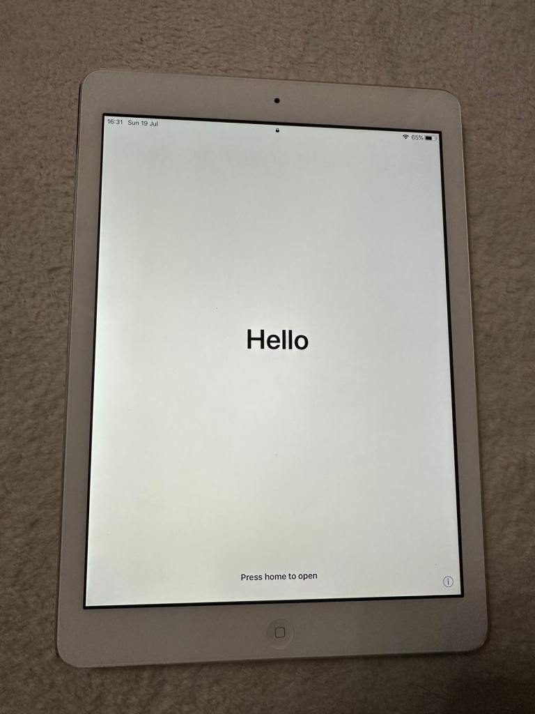 White Apple iPad – Older Model, Great for Basics
