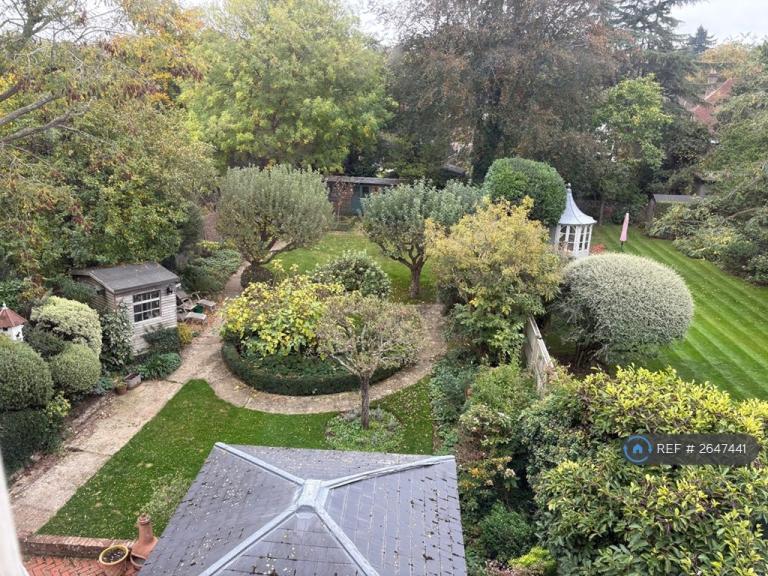 2 bedroom flat in Rose Hill, Dorking, RH4 (2 bed) (#2647441)