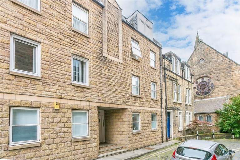 Cosy 2 bed flat (with allocated parking)
