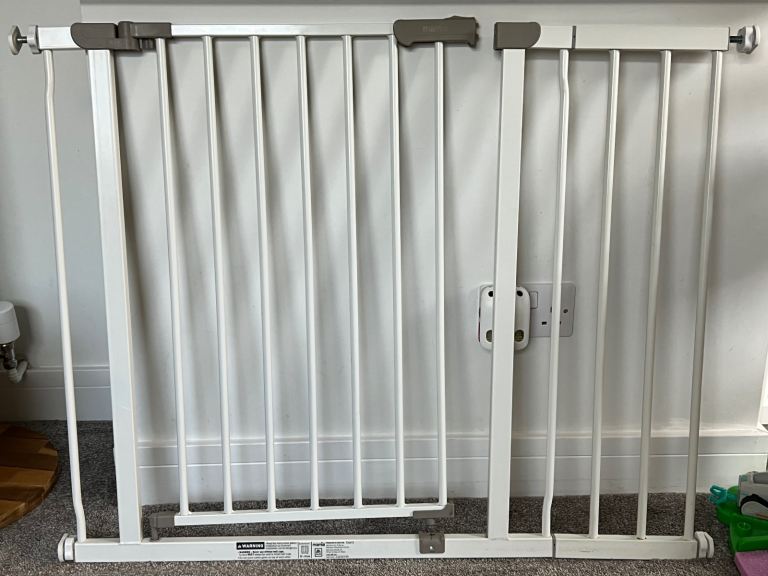 White Metal Baby Gate – Good Condition, Safety Barrier
