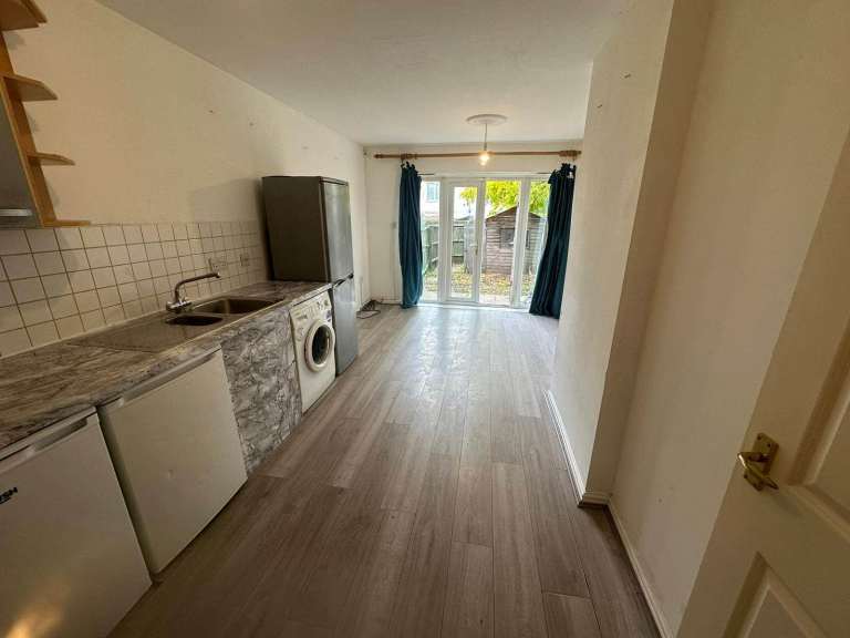 4 Bed 3 Bathroom Terraced House to Rent in Barking, Ilford - IG1 2LB