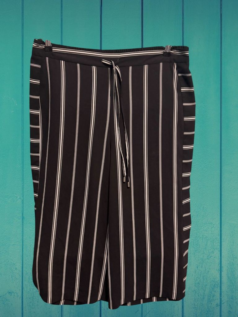 Black and White Striped wide leg Cropped Trousers – Good Condition