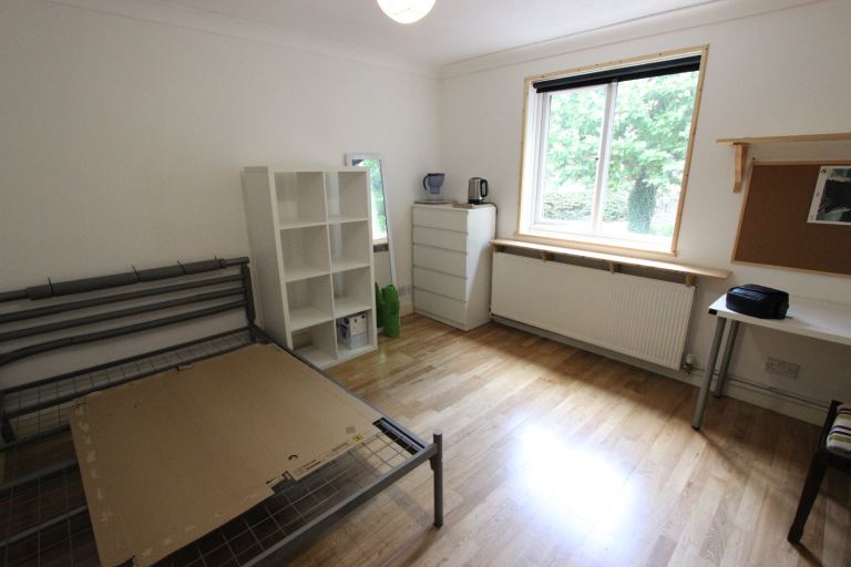 Spacious Double Room. Ideal for Shops amenities and Train, Buses. HATFIELD AL10 - UNI