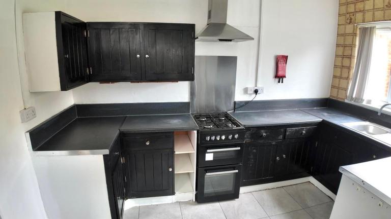 En-suite double room including bills for single occupancy Postcode LU3 1DJ