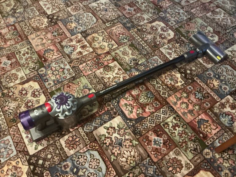 Dyson V8 Advanced Cordless Vacuum Cleaner 2 months old like new