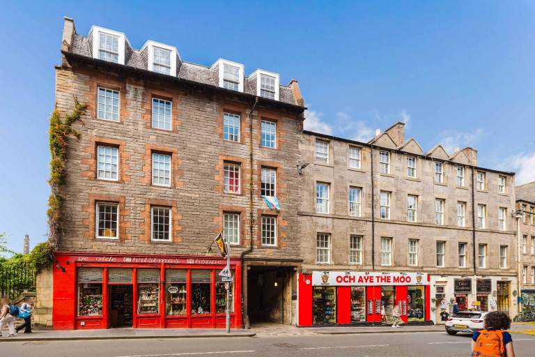 FESTIVAL: This well presented 2 bedroom flat located off the Canongate  in the city centre...