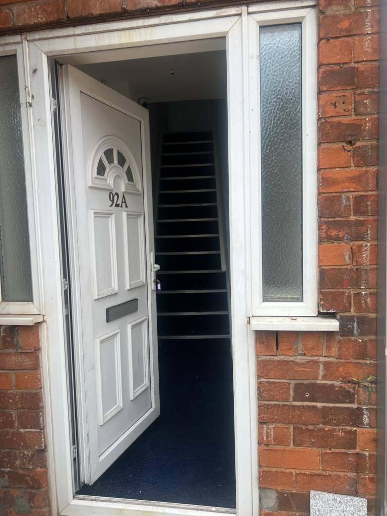 HUGE VERY SPACIOUS 3 BED APARTMENT / FLAT VERY NICE LOCATION CLOSE TO ALL AMENITIES REFURBISHED 