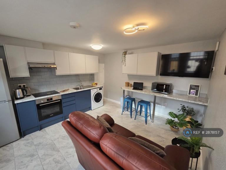 1 bedroom flat in Shoe Tree Court, Northampton, NN1 (1 bed) (#2878157)