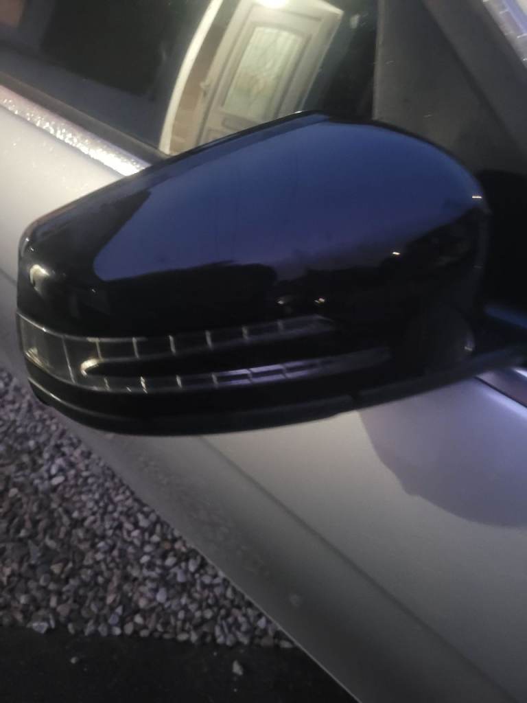 Gloss black aing mirror caps. Fits Mercedes C class and A class