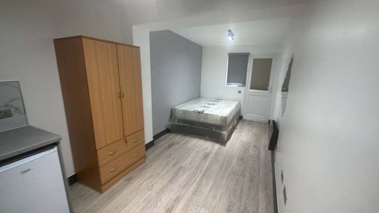 BENEFITS ACCEPTED - Studio Flat Available in Morden Kingston KT3