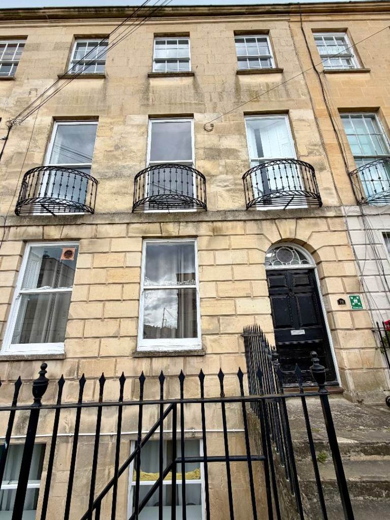 NEW: Furnished 2 Bedroom Flat in Cheltenham Town Centre - Available May 2026