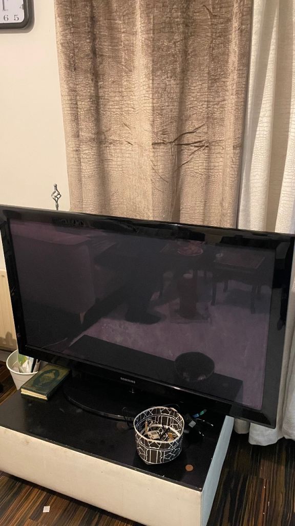 Samsung Flat Screen TV – approx. 40–42 inch