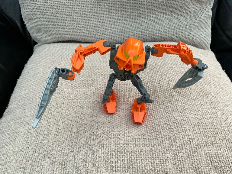 LEGO Bionicle Photok 8946, complete with assembly instruction guide.