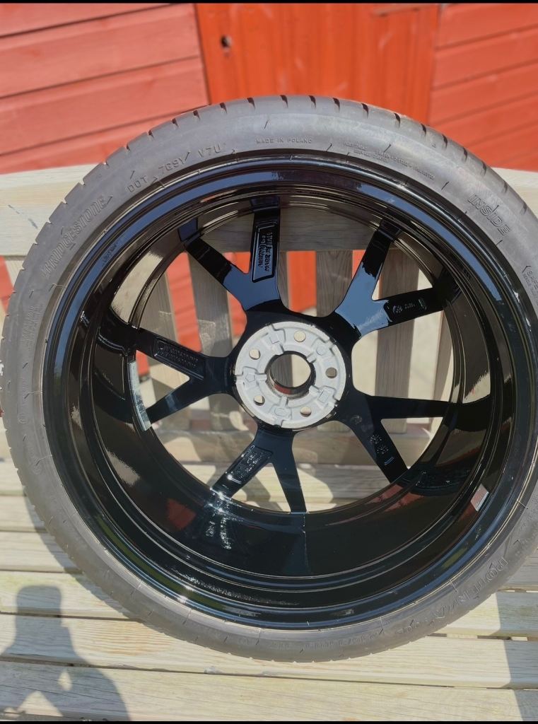 Genuine Volkswagen Golf R estoril 19” alloy wheel C/W tyre