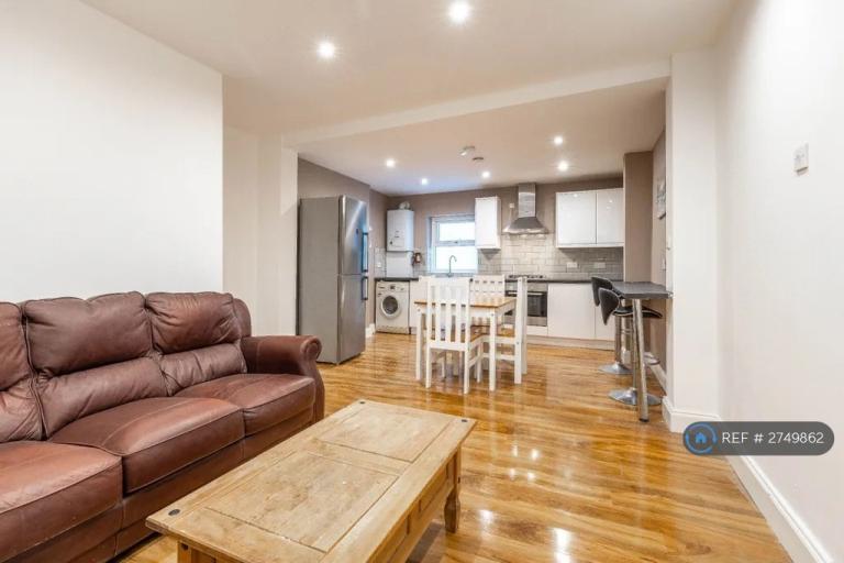 2 bedroom flat in Goodrich Road, London, SE22 (2 bed) (#2749862)