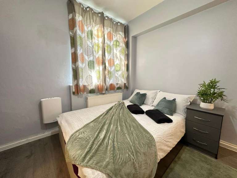 Short Term Room to Let in a 2 Bedroom Flat-Contractors-Professionals-Holiday Rent