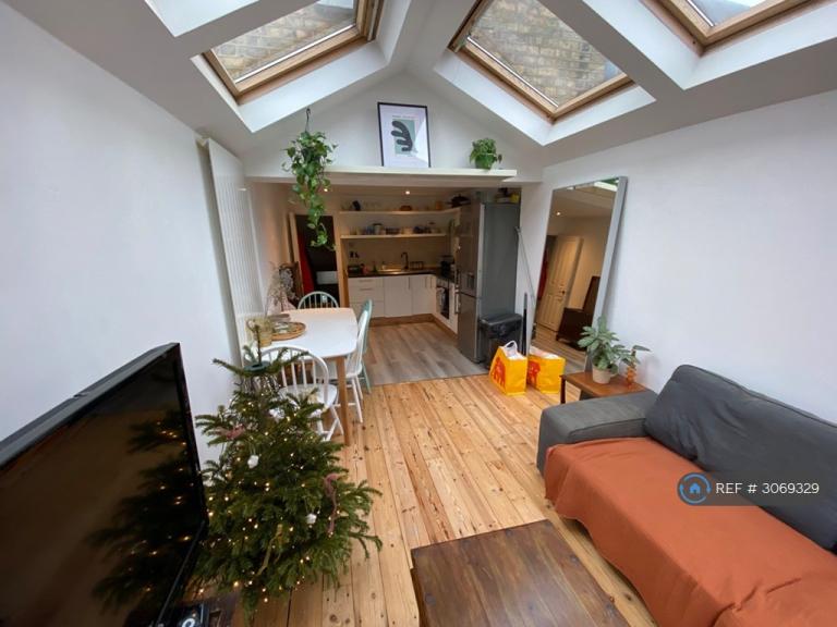 3 bedroom flat in Haringey, London, N4 (3 bed) (#3069329)