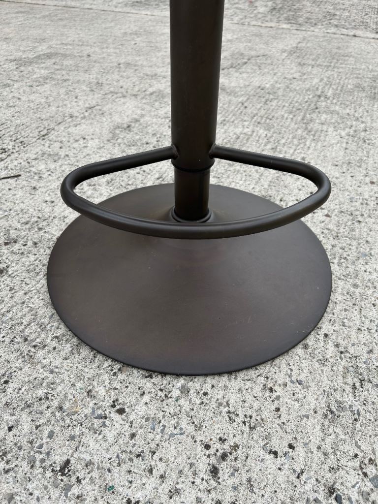 Bar stool height adjustable & swivel excellent condition 