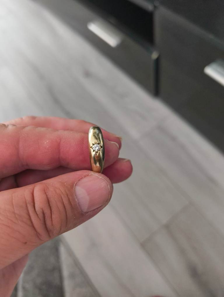 Mans gold ring with a diamond 