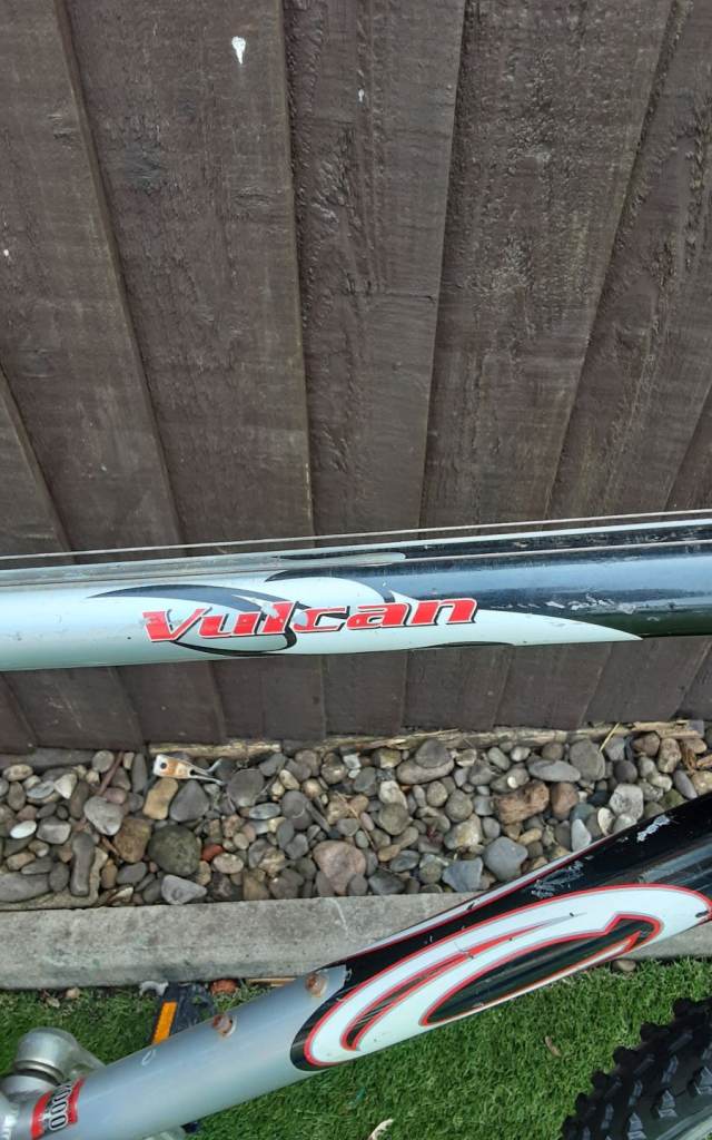 VULCAN.. CARRERA GENTS BIKE 