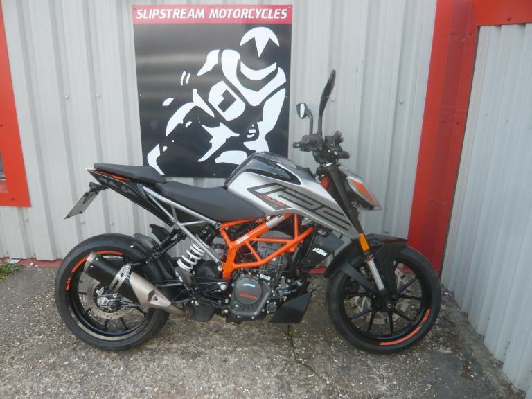 KTM 125 DUKE 125 2023 ONLY 1K MILE LEARNER LEGAL NAKED SPORTS BIKE MT CB R RR S