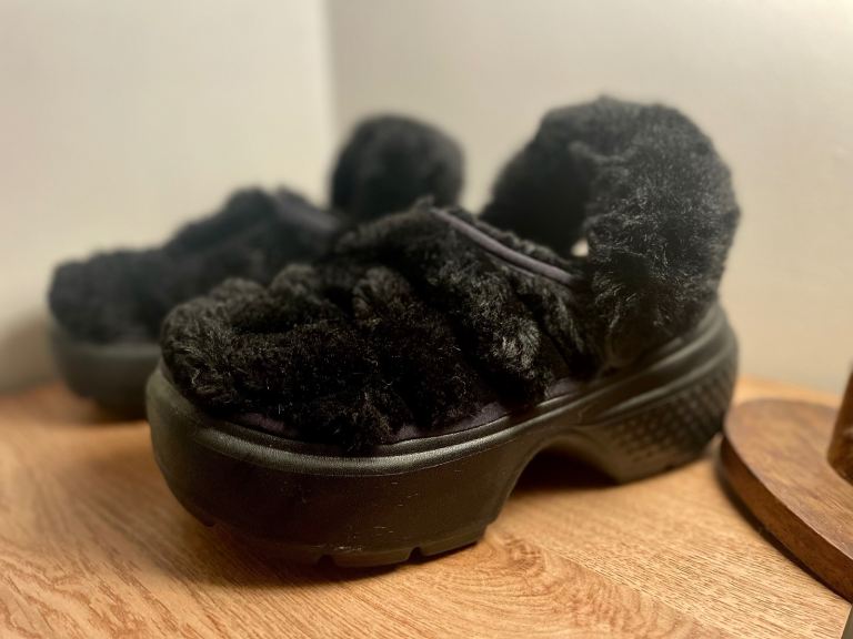Croc Stomp furry unisex slider/clog size 6uk