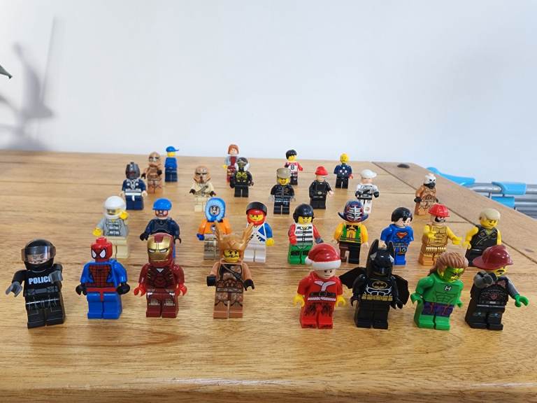 29 Lego mini figures 