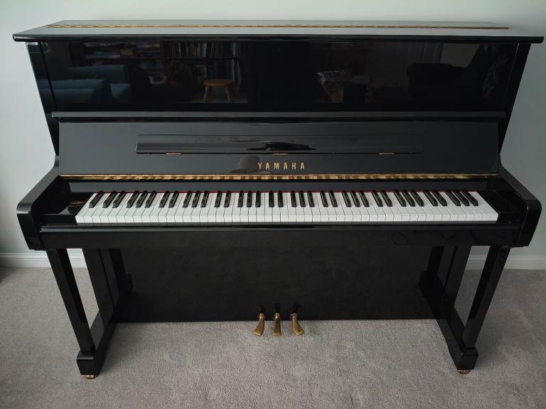 Yamaha P121N Upright Piano – Polished Black + Adjustable Bench