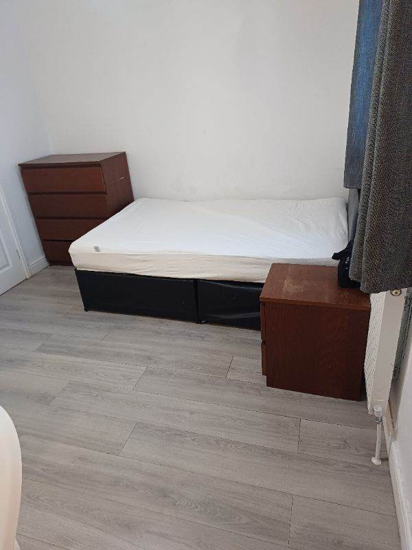  Spacious studio share in house near city centre