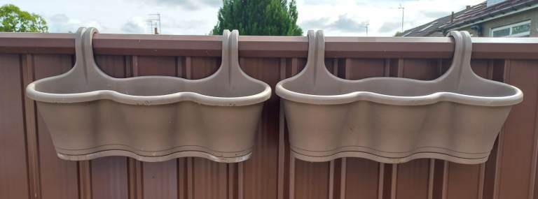 PRELOVED ELHO FENCE PLANTERS- £5 EACH ( 6 AVAILABLE )