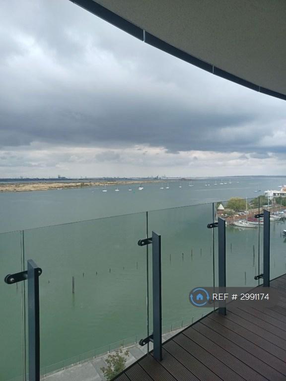 2 bedroom flat in The Peninsula, Gillingham, ME7 (2 bed) (#2991174)