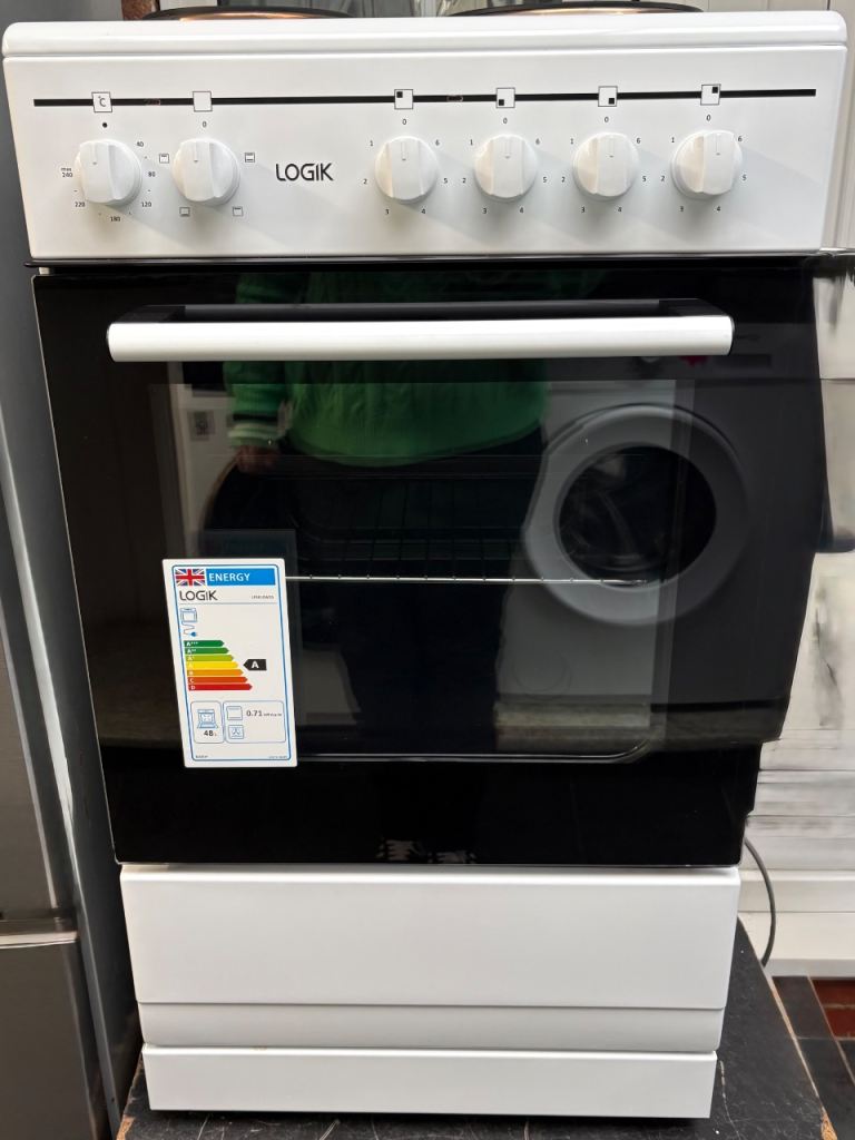 Electric cooker 50cm wide only 3 months old 