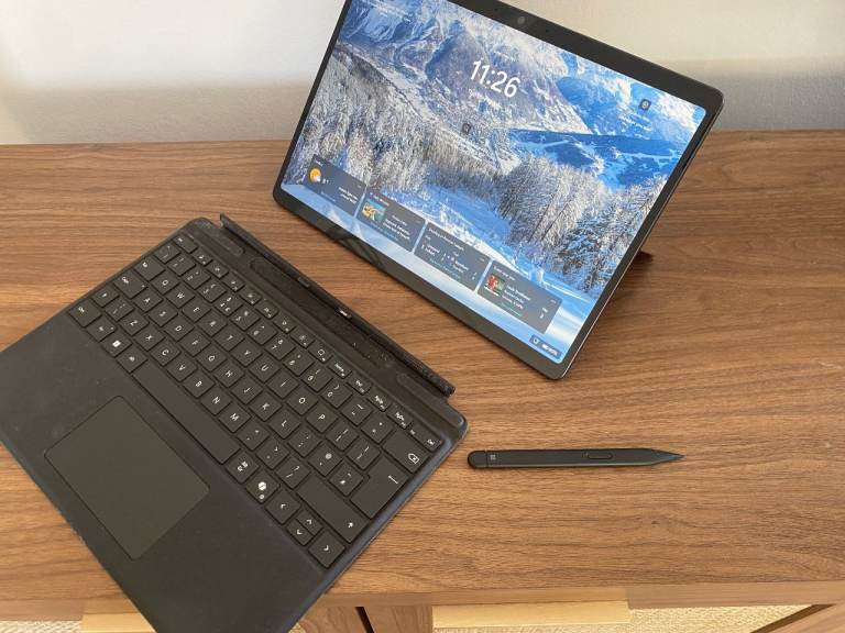 Microsoft Surface Pro 11th Edition 16GB 512GB Snapdragon X Plus + Keyboard & Pen 