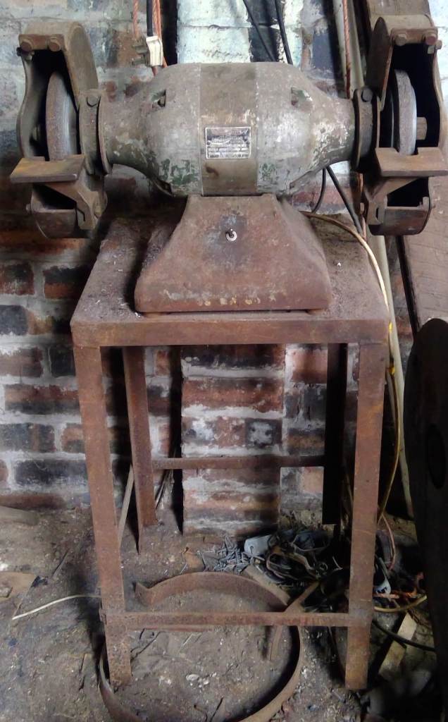 10 Inch Bench Grinder Black and Decker including Bench