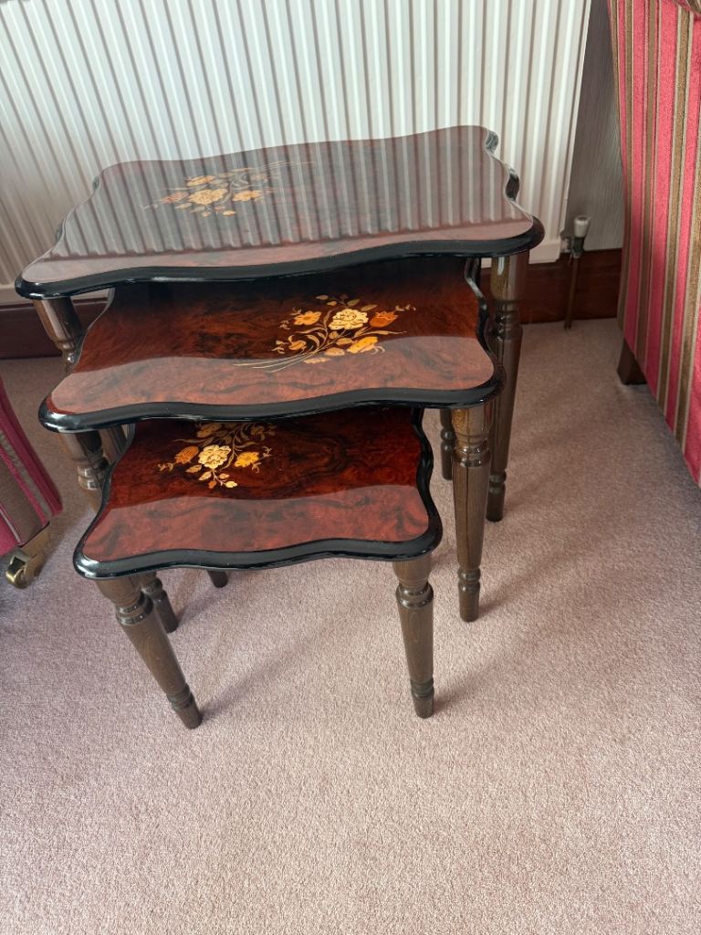 Lacquered nest of tables walnut 