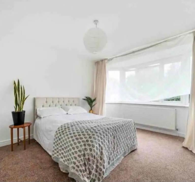 Studio flat, includes bills, large space 