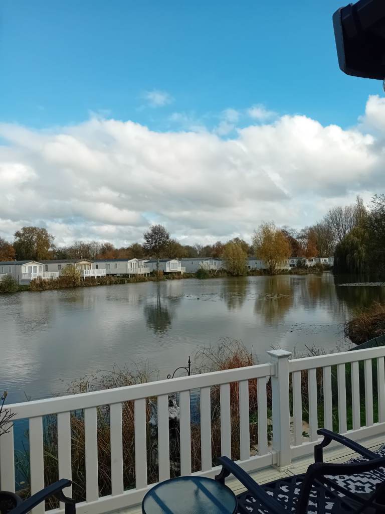 Hoburne Cotswold lakeside caravan £19,995 . 3 years on license 38ft x12ft SWIFT BORDEAUX