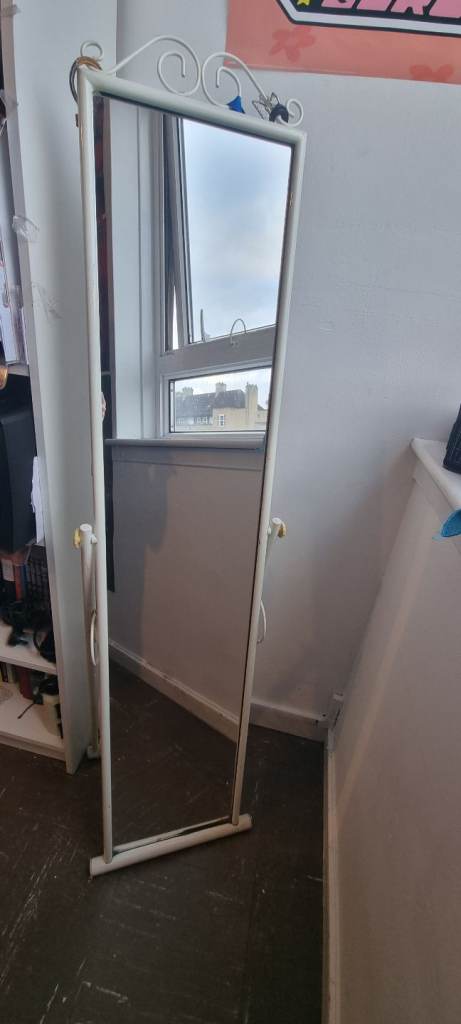 Free standing mirror 