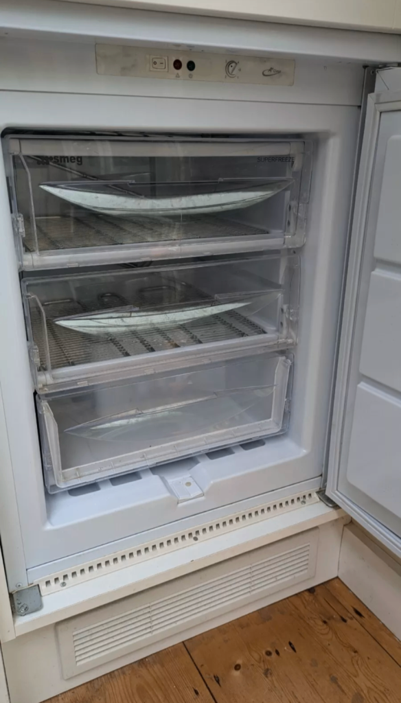 Smeg VR105AP Upright Integrated Freezer 3 Drawers