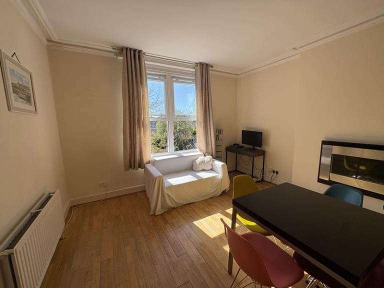 Monday–Friday Let – Chiswick W4 | Ideal for a Professional Commuter