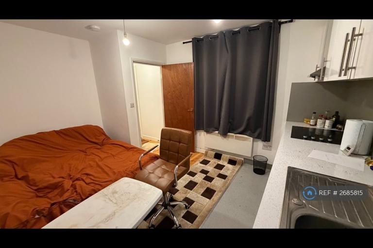 Studio flat in High Street, Chatham, ME4 (#2685815)