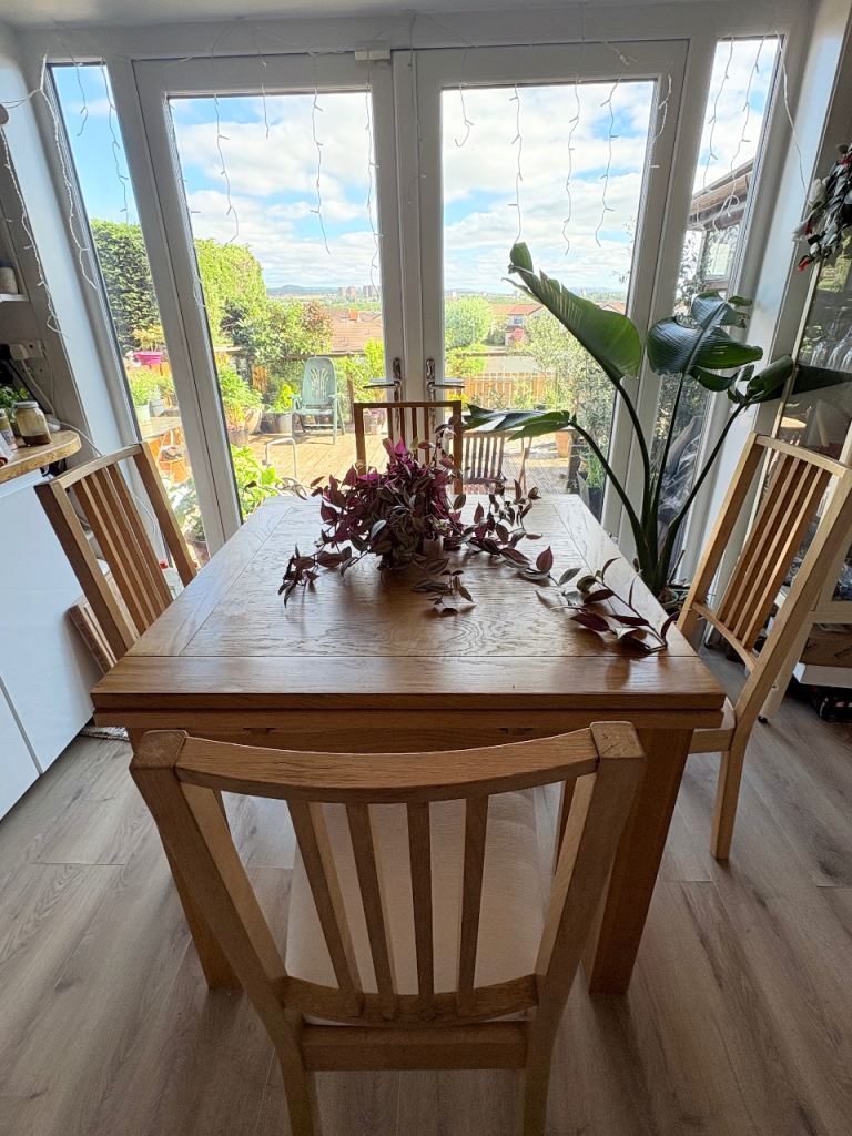 Gorgeous Solid Oak Extending Dining Table with 4 matching Chairs