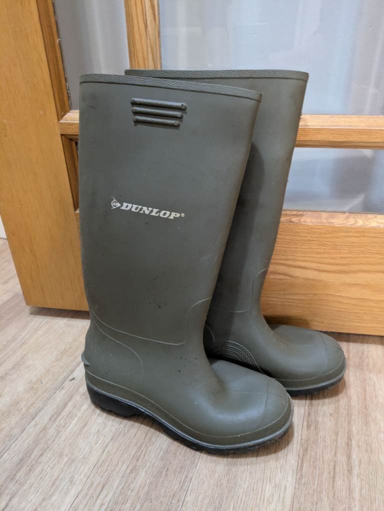 Wellies size 4 free to collector 